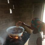 Image femme qui cuisine du sel